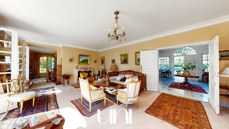 Maison - 318 m² - 8 pièces