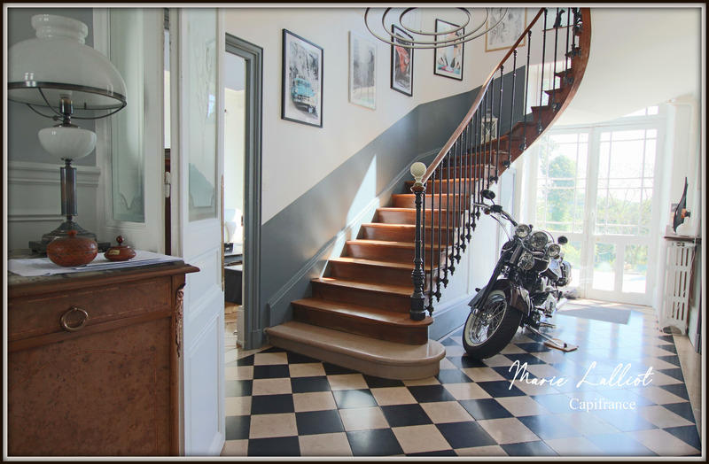 Maison - 370 m² - 11 pièces