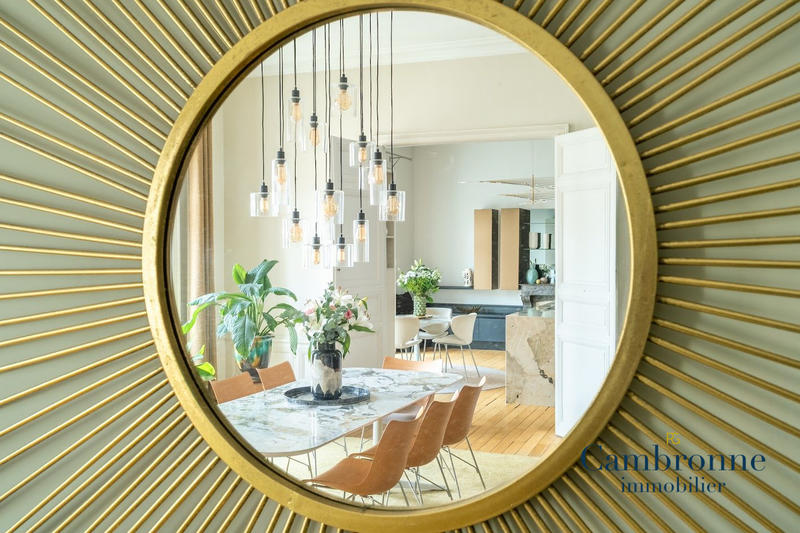 Appartement - 249 m² - 8 pièces