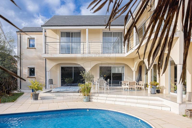 Maison - 282 m² - 8 pièces