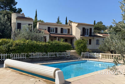 Villa - 181 m² - 9 pièces