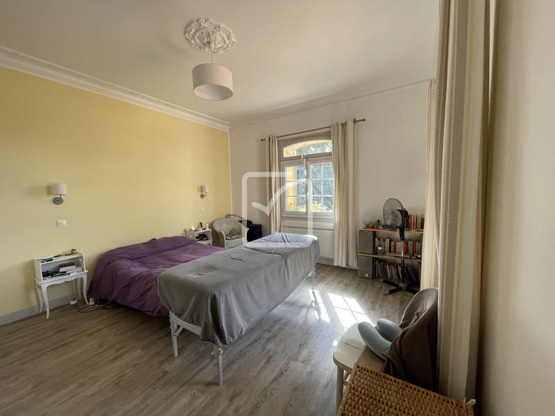 Propriété - 218 m² - 10 pièces