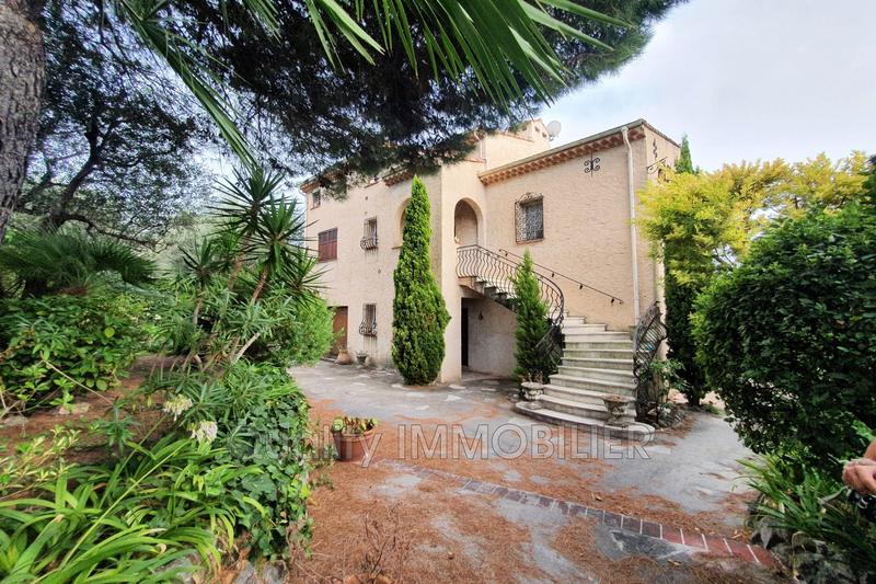 Maison - 231 m² - 7 pièces