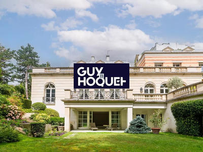 Maison - 1 061 m² - 12 pièces