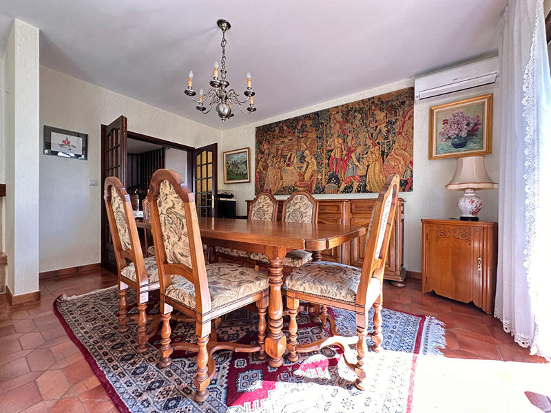 Maison - 250 m² - 6 pièces