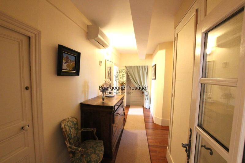 Propriété - 413 m² - 18 pièces