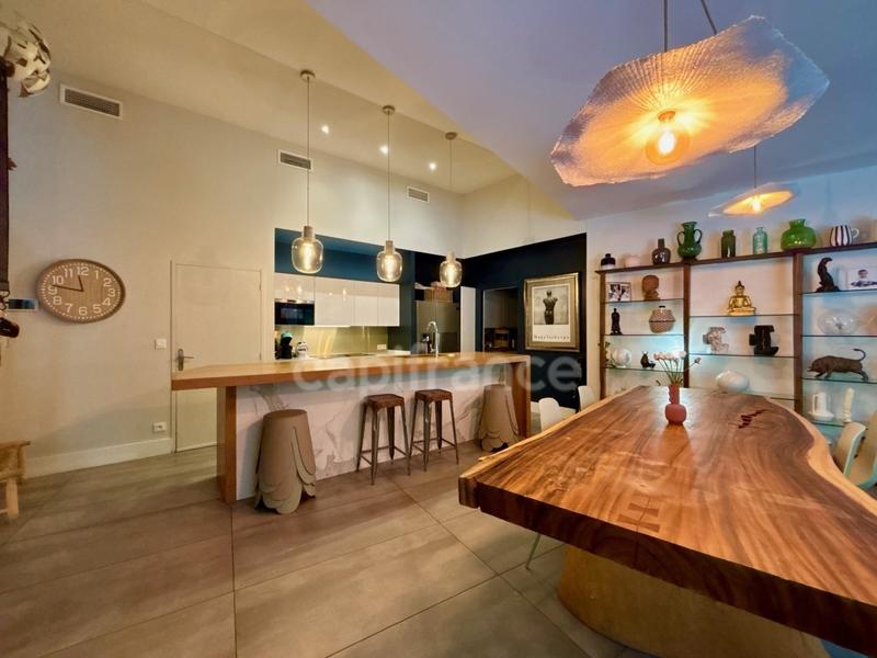 Maison traditionnelle - 250 m² - 6 pièces