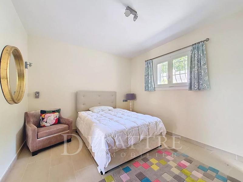 Maison - 222 m² - 8 pièces