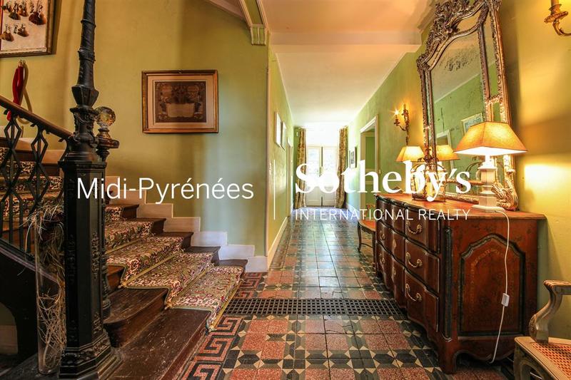 Maison - 1 000 m² - 20 pièces