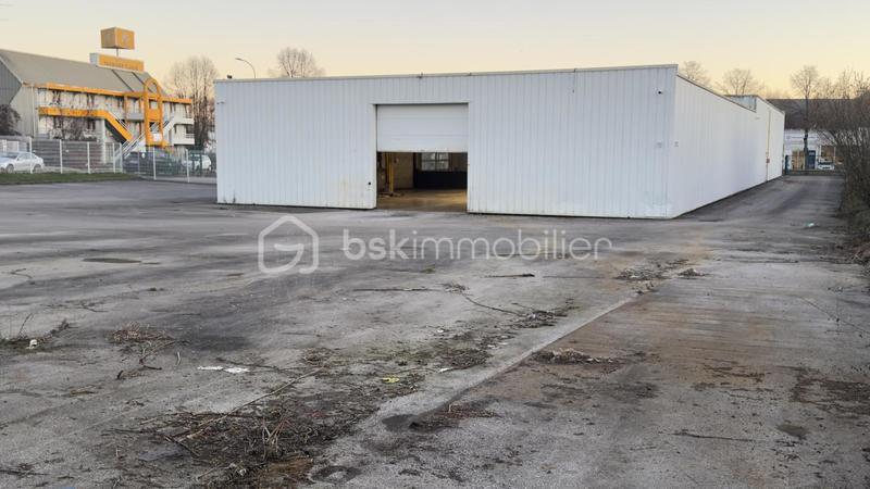 Local commercial - 1 500 m² - 20 pièces