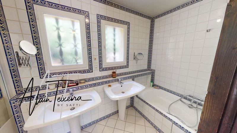 Maison - 220 m² - 8 pièces