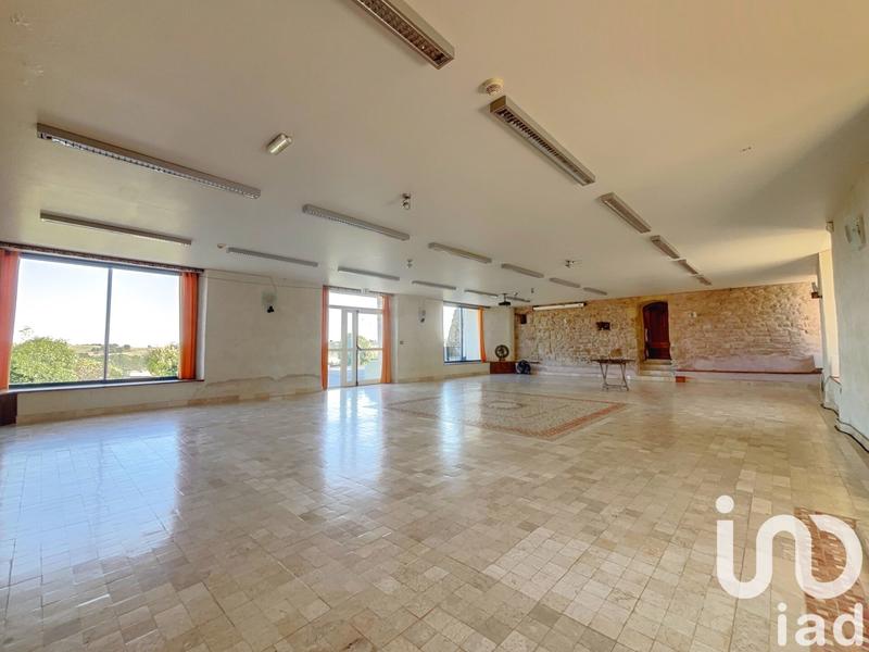 Maison - 1 828 m² - 50 pièces