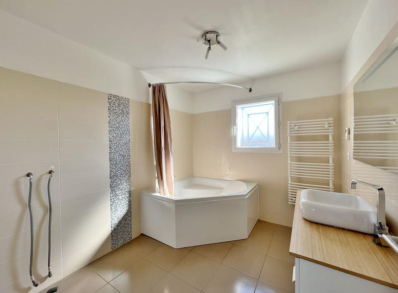 Villa - 213 m² - 8 pièces