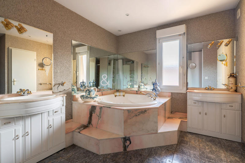 Appartement - 240 m² - 7 pièces