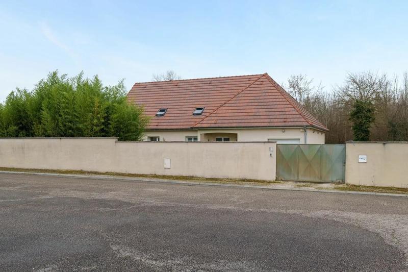 Maison - 238 m² - 8 pièces