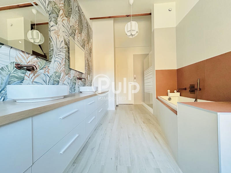 Maison - 300 m² - 10 pièces