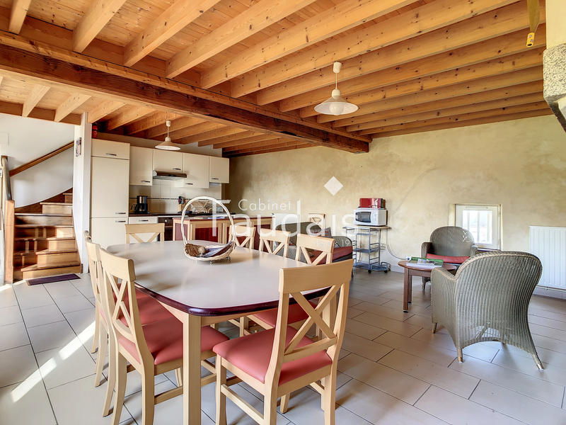 Maison - 1 014 m² - 34 pièces