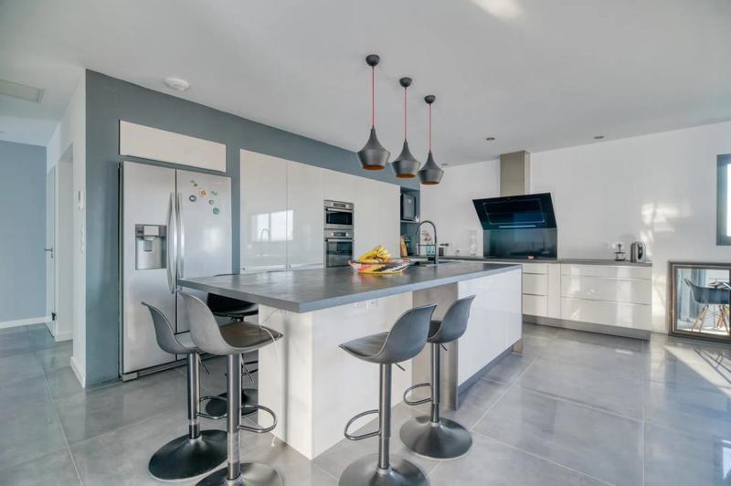 Maison - 220 m² - 7 pièces