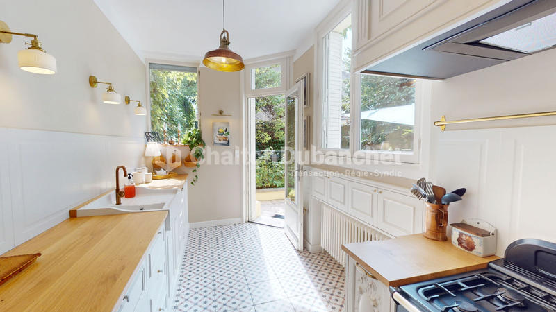 Demeure - 377 m² - 12 pièces