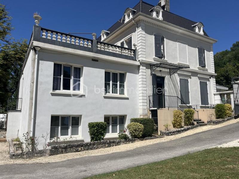 Appartement - 246 m² - 6 pièces