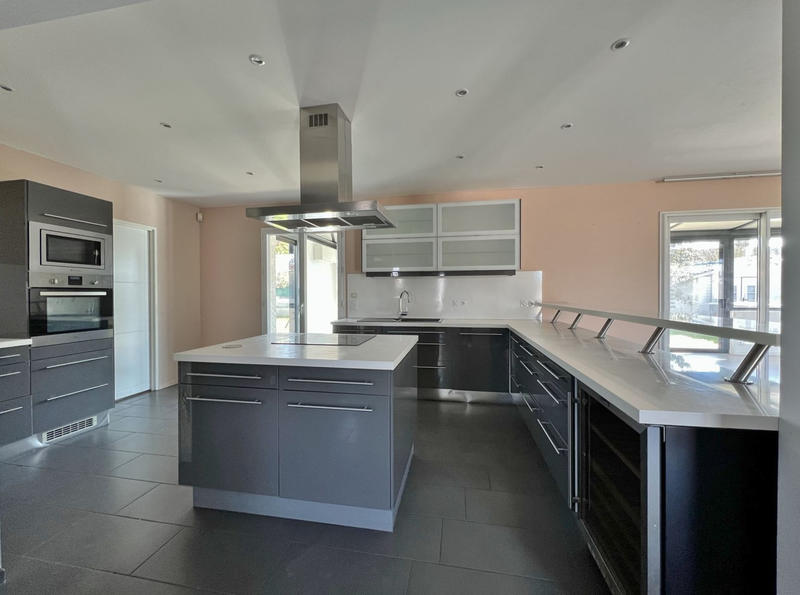 Villa - 213 m² - 8 pièces