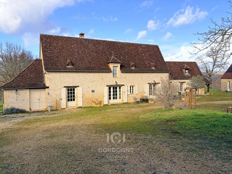 Maison - 329 m² - 2 pièces