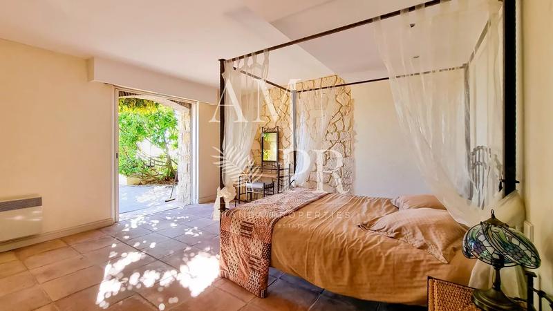 Villa - 300 m² - 7 pièces