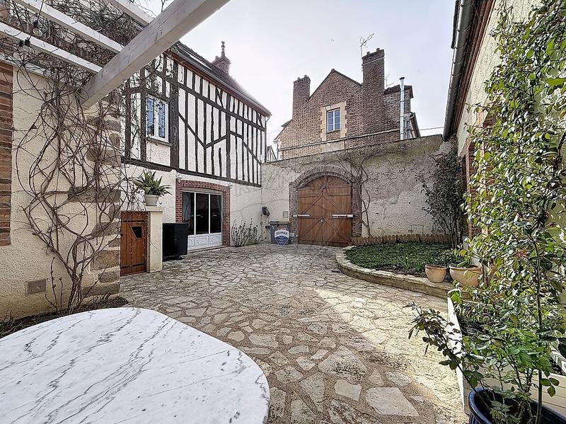 Maison - 222 m² - 9 pièces