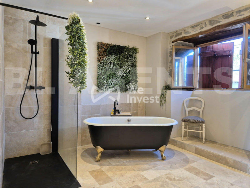 Maison - 322 m² - 9 pièces