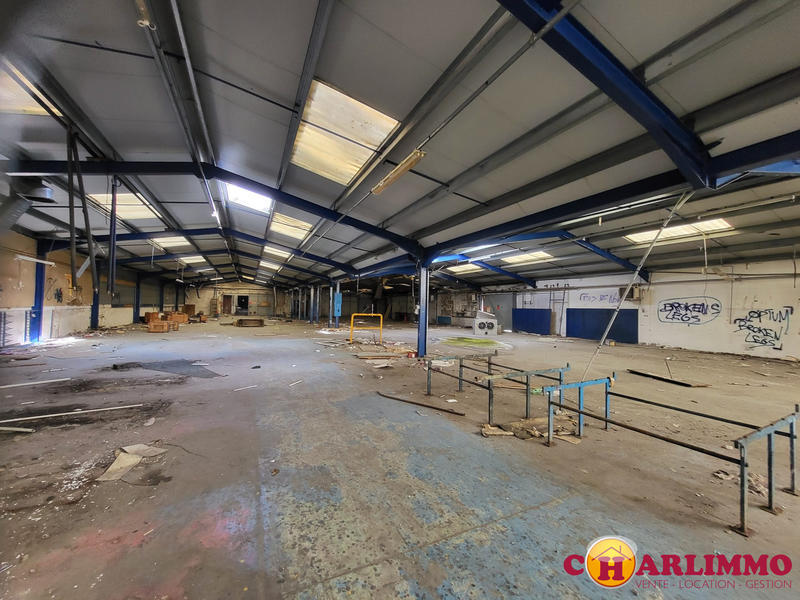Entrepôt - 1 947 m² - 16 pièces