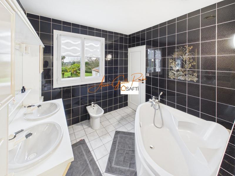 Maison - 312 m² - 10 pièces