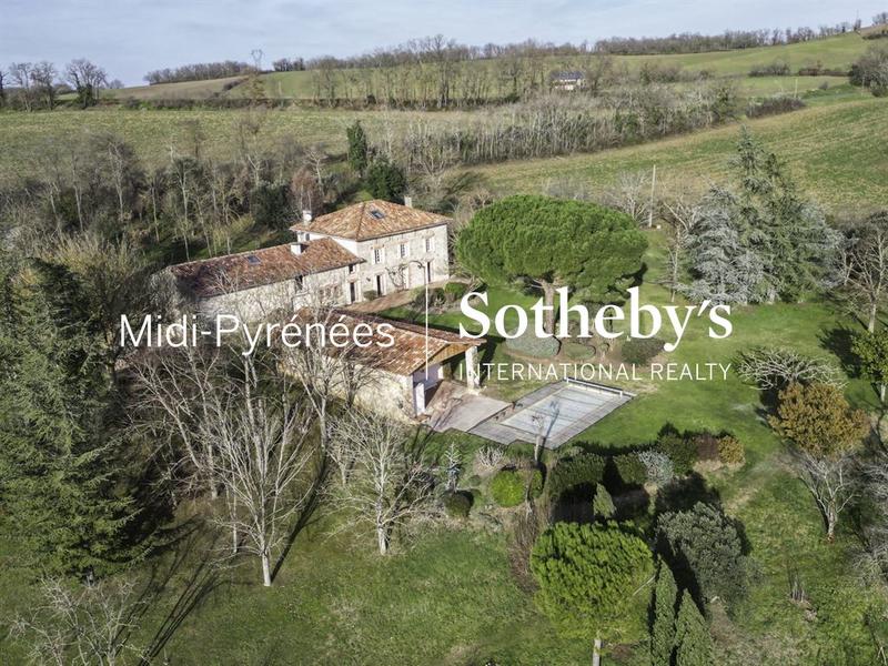 Maison - 440 m² - 12 pièces