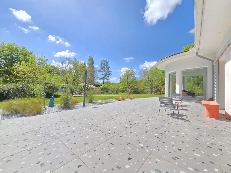 Maison - 202 m² - 6 pièces