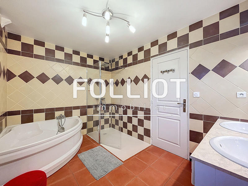 Maison - 175 m² - 10 pièces