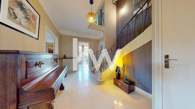 Maison - 270 m² - 8 pièces