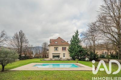 Maison - 369 m² - 9 pièces