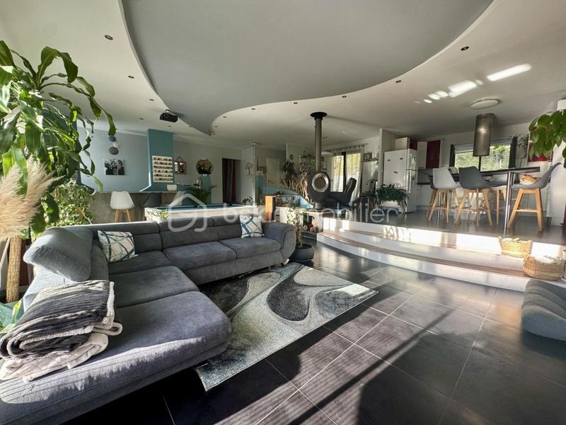 Maison - 212 m² - 7 pièces