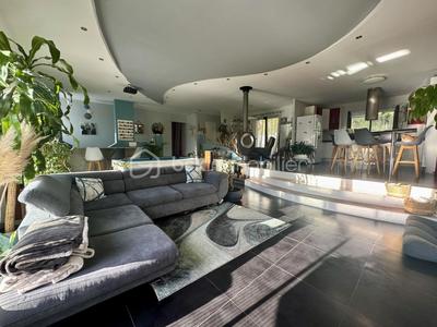 Maison - 212 m² - 7 pièces