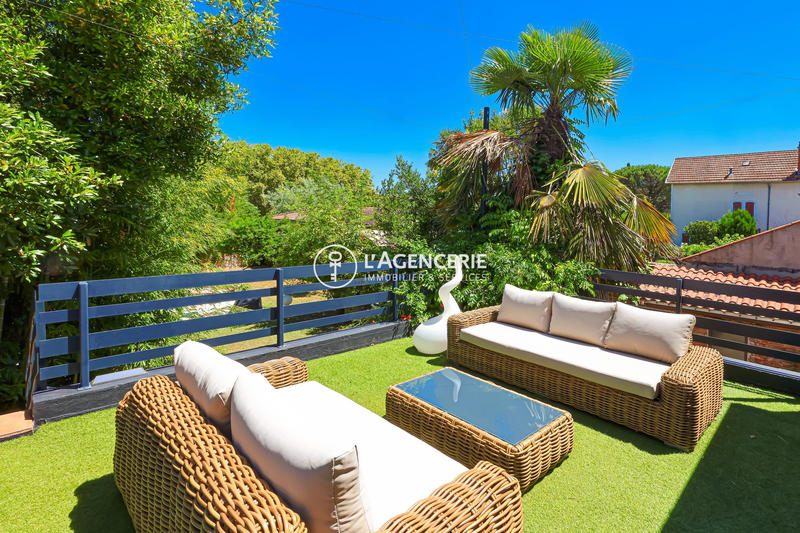 Maison - 240 m² - 8 pièces