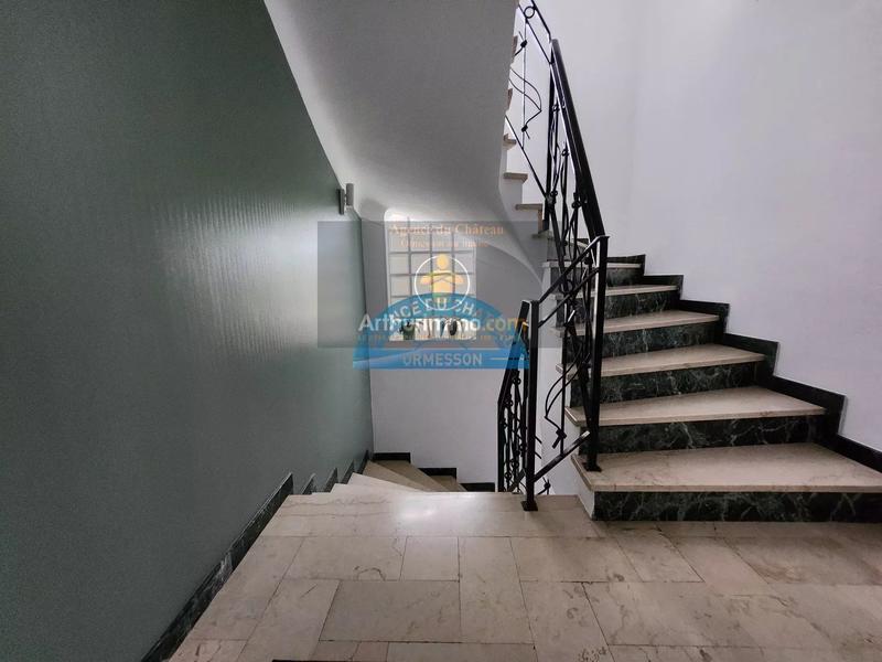 Maison - 233 m² - 11 pièces