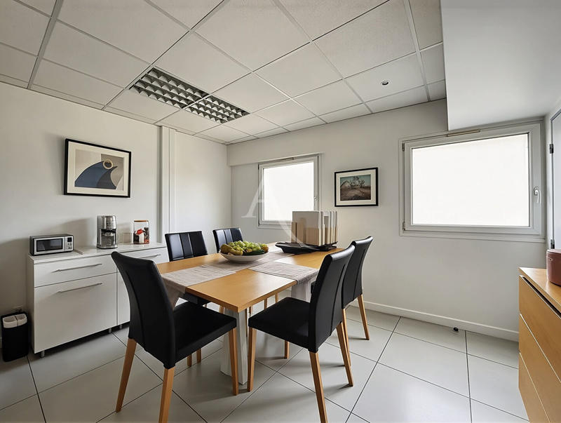 Local d'activité / Entrepôt - 81 m² - 5 pièces