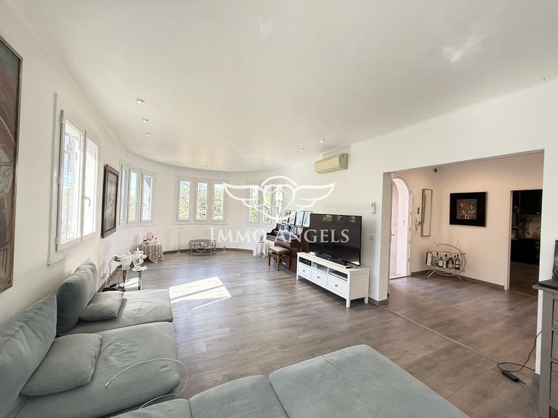 Maison - 220 m² - 7 pièces