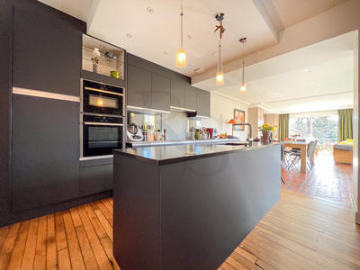 Maison - 235 m² - 10 pièces