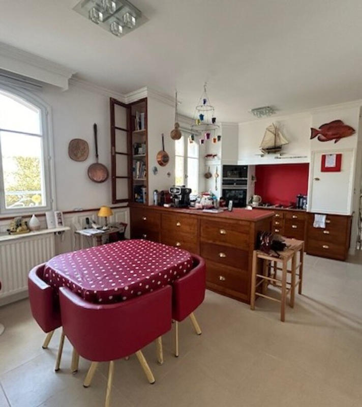 Maison - 245 m² - 9 pièces