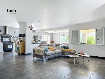 Maison - 209 m² - 6 pièces