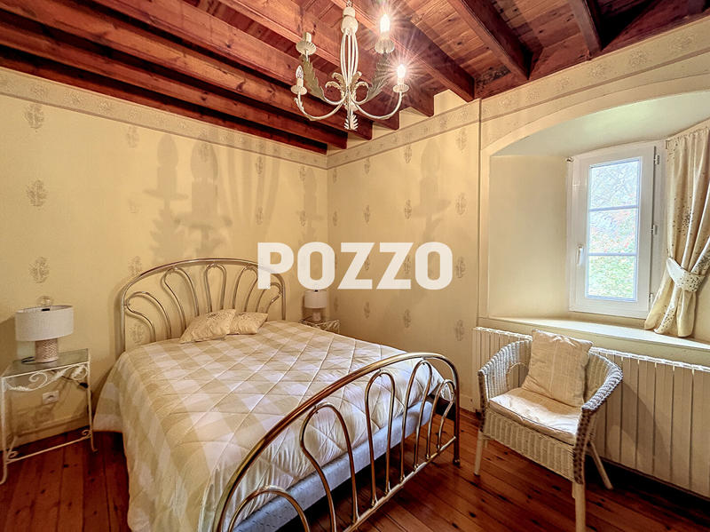 Maison - 248 m² - 9 pièces