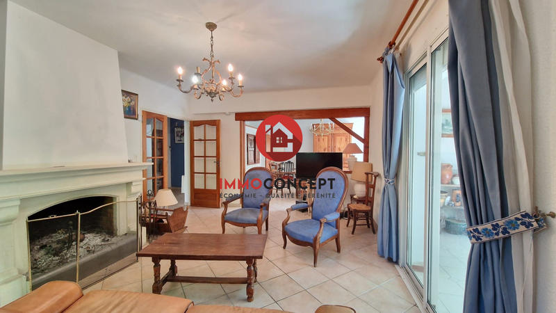 Maison traditionnelle - 225 m² - 9 pièces