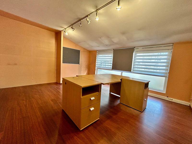 Local commercial - 150 m² - 6 pièces