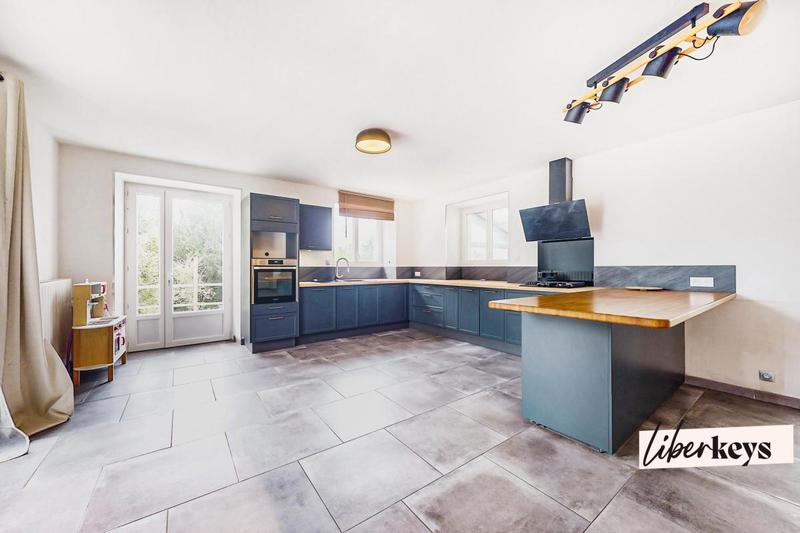 Demeure - 260 m² - 6 pièces