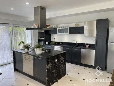 Maison - 244 m² - 8 pièces